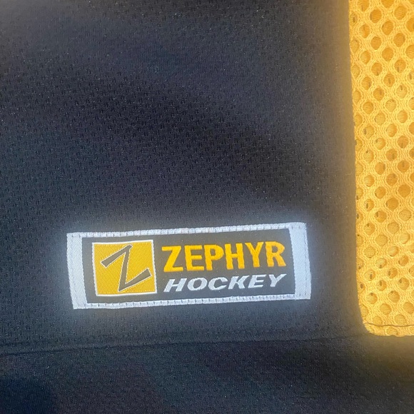 Iowa Hawkeyes Zephyr NCAA Hockey Jersey Fight Strap Mens Sz 52 - Picture 6 of 6